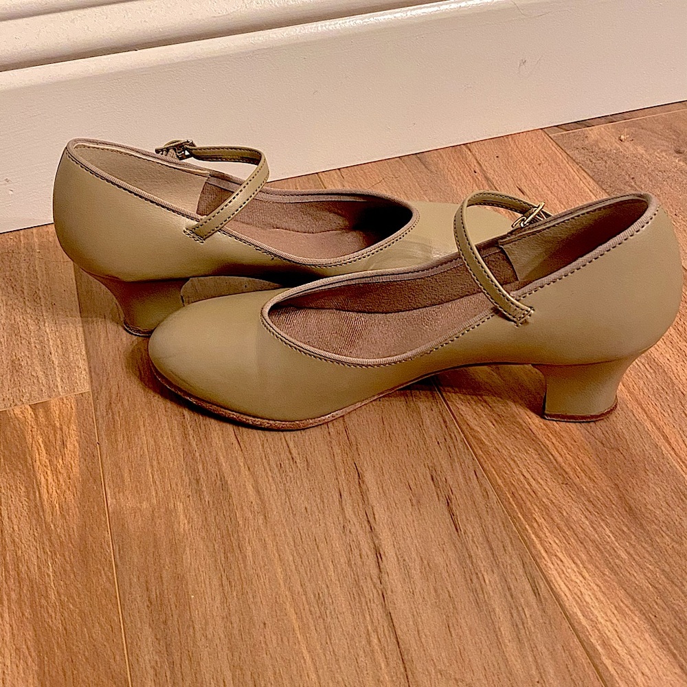 Danshuz beige tan character dance shoes size 6.5